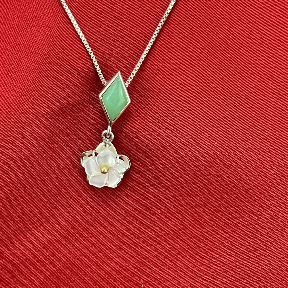 Mother Of Pearl Flower Pendant W Jade Sterling Silver 925 Box Chain Necklace